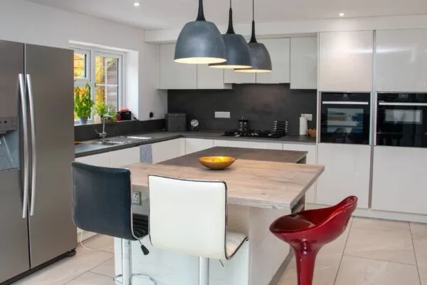 Handleless, Light Kitchen with Open Plan Layout