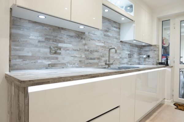 Compact, Handleless Kitchen with Gloss Finish