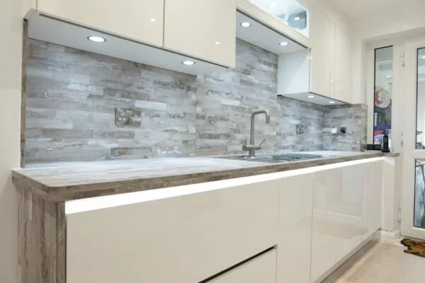 Compact, Handleless Kitchen with Gloss Finish