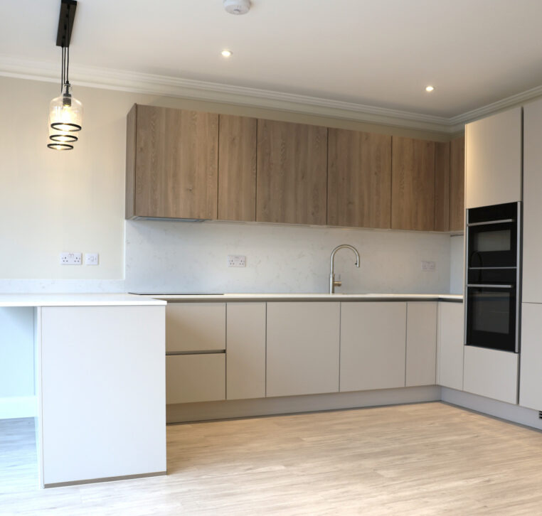 Bespoke modern kitchen design in Reading with open plan layout, handleless units and breakfast bar